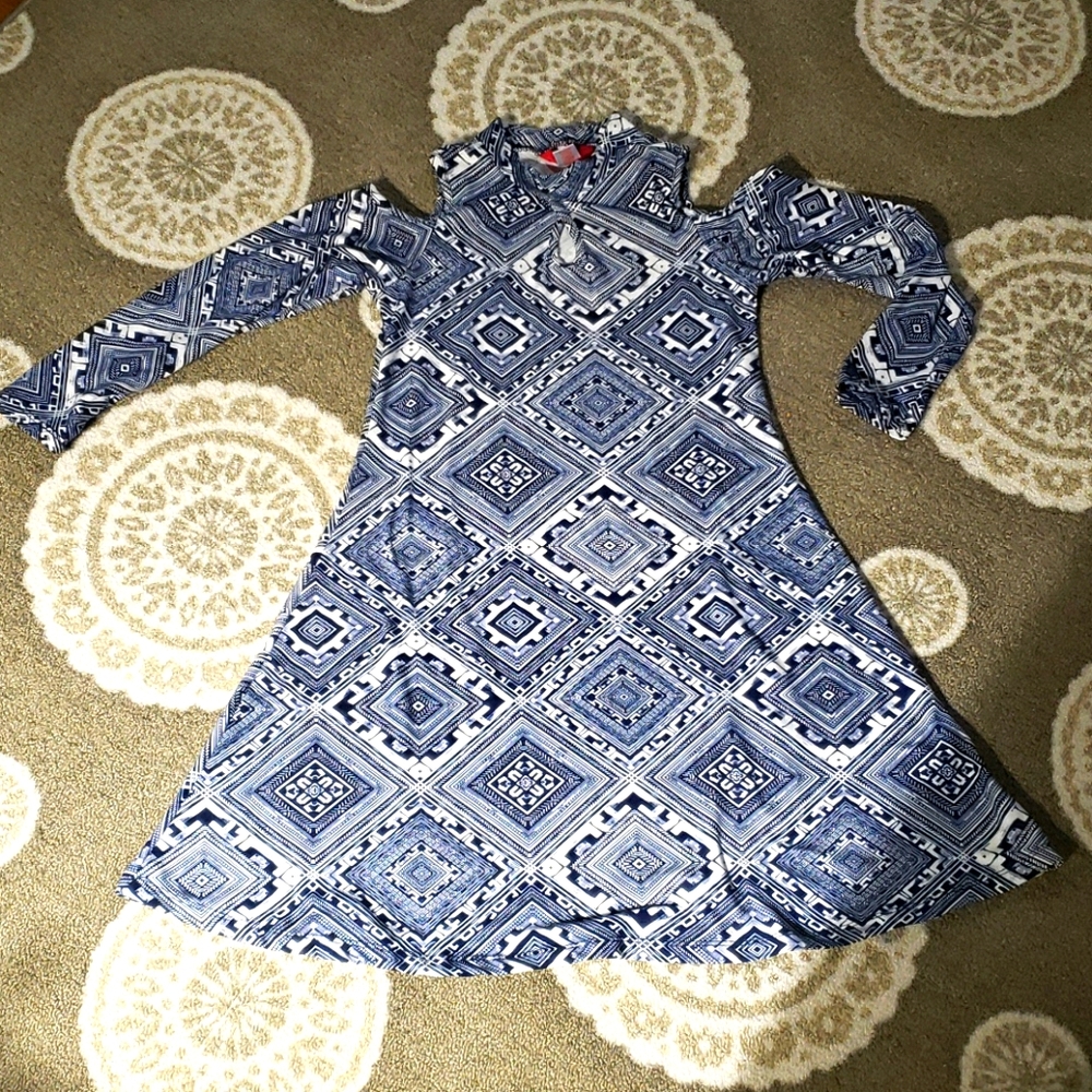 1st Kiss cold shoulder stretch dress